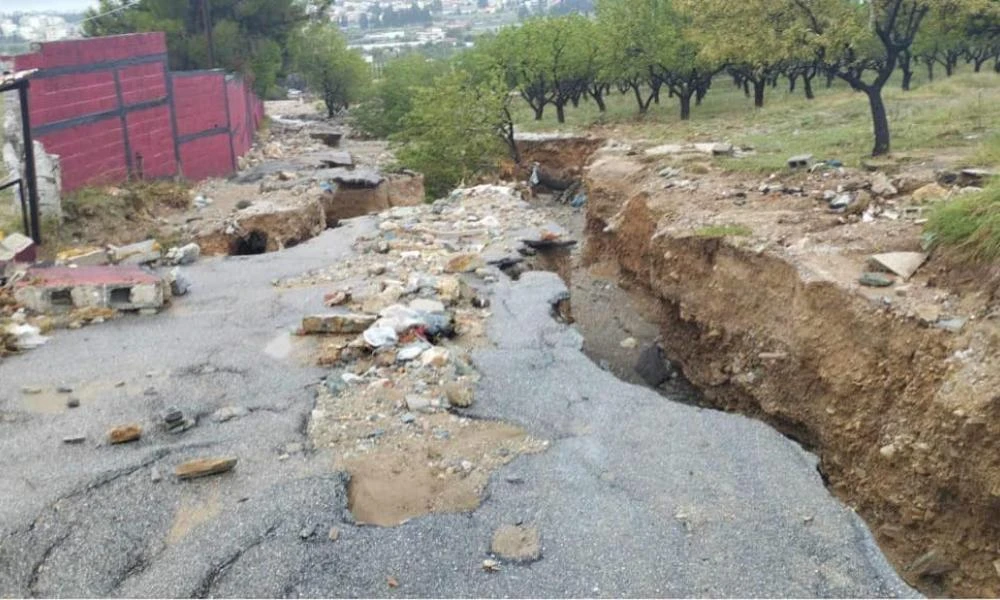 Βόλος: Κάτοικοι εγκλωβίστηκαν στα σπίτια τους – Καταστράφηκαν δρόμοι